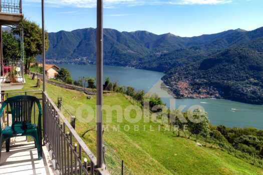 Old house with large garden in Cernobbio
