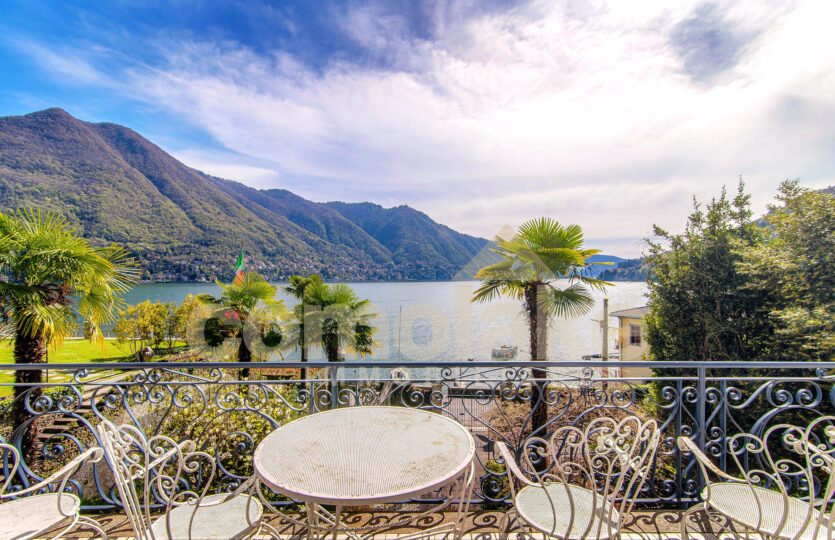 Historic villa on the lake shore in Moltrasio