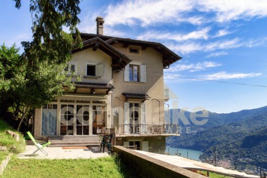 Old house with large garden in Cernobbio