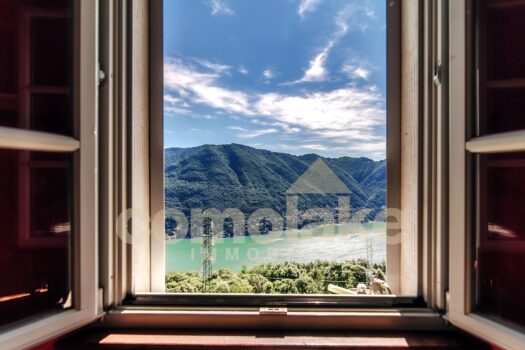 Old house with large garden in Cernobbio