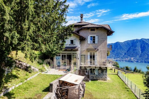 Old house with large garden in Cernobbio