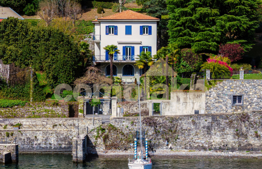 Historic villa on the lake shore in Moltrasio