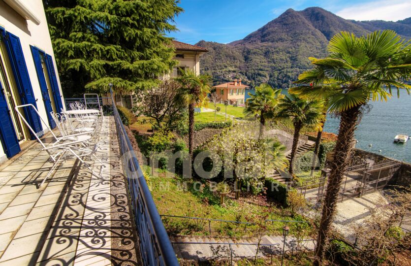 Villa with terrace on the lake