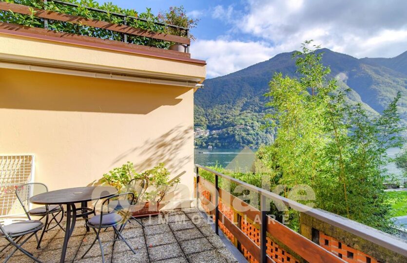 Apartment overlooking the lake