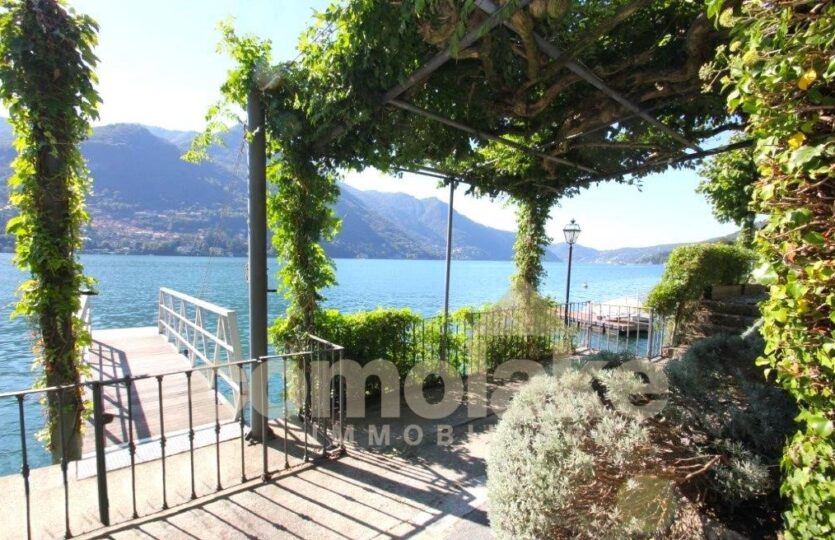 Apartment with garden at lake and boat place