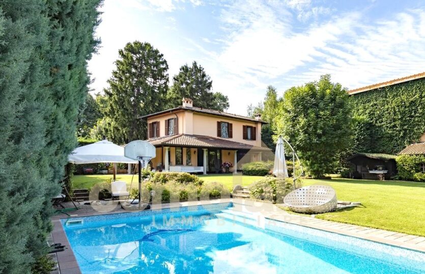 Stately villa with swimming pool in Como