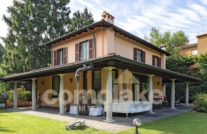 House with garden in the center of Como