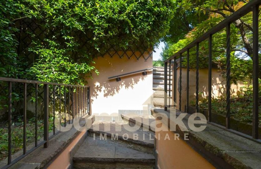 House with large garden in Como