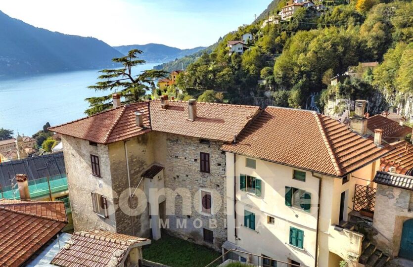 Ancient lake house in Moltrasio