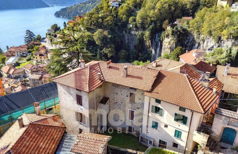 Ancient lake house in Moltrasio near Cernobbio