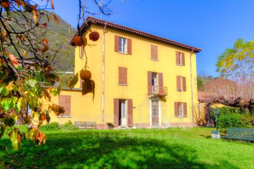 Old lake house with large garden in Cernobbio