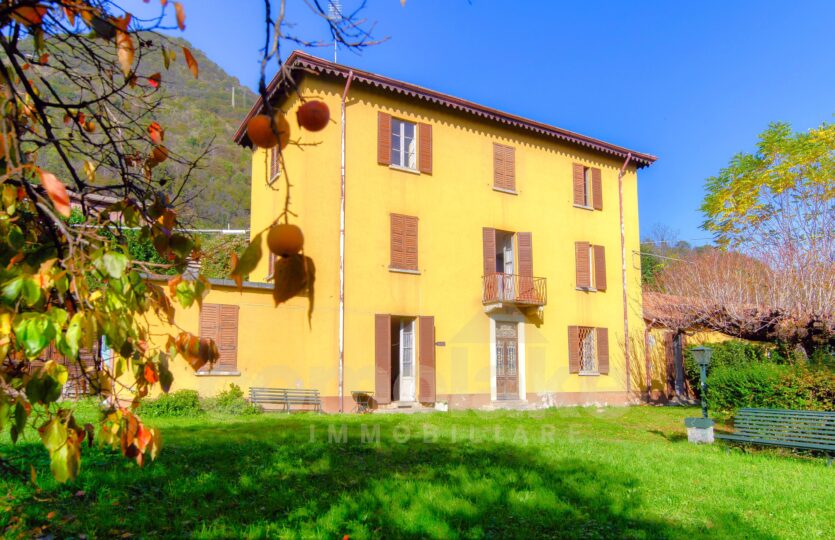 Old lake house with large garden in Cernobbio