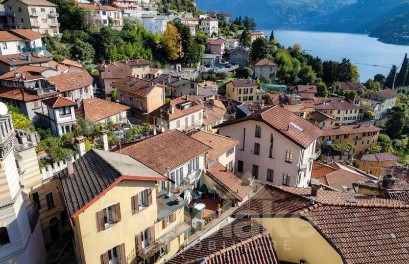 House in Moltrasio with lake view and balcony