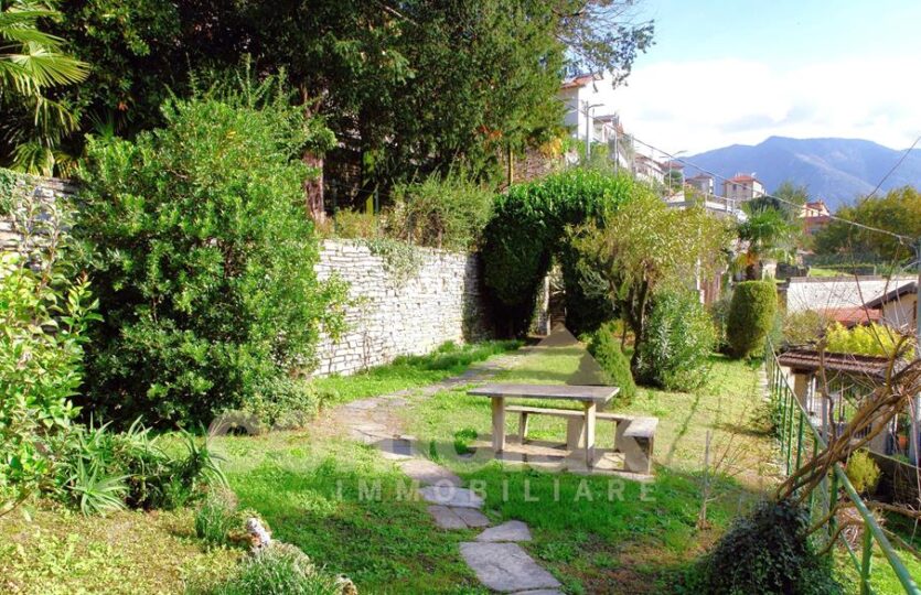 House with garden and lake view in Moltrasio