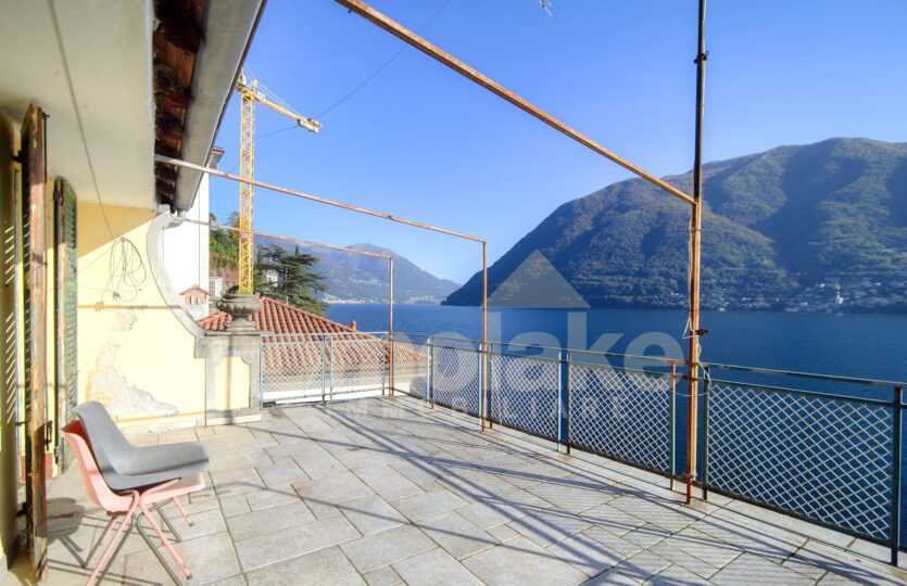 House with terrace with lake view in Laglio