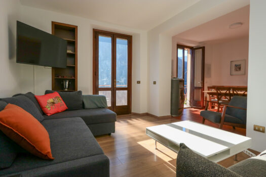 Semi-detached house in Argegno – lake view