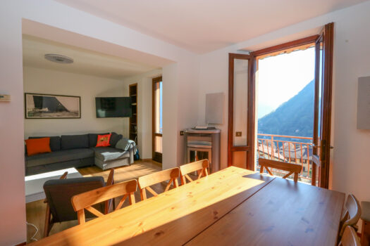 Semi-detached house in Argegno – lake view