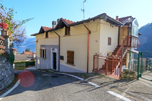 Semi-detached house in Argegno – lake view