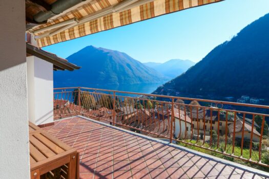 Semi-detached house in Argegno – lake view