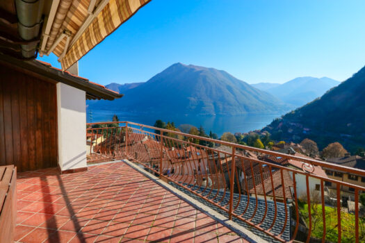 Semi-detached house in Argegno – lake view