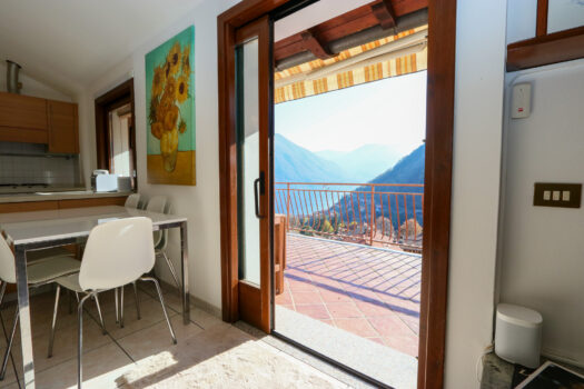 Semi-detached house in Argegno – lake view
