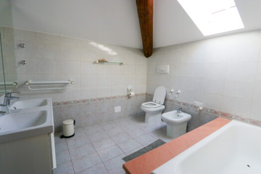 Semi-detached house in Argegno – lake view