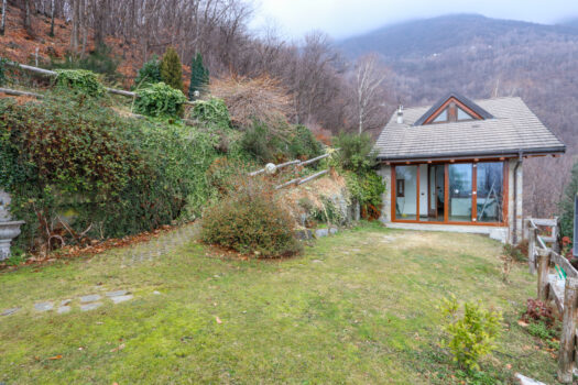 Stone Villa in Pianello del Lario – postcard-perfect lake view