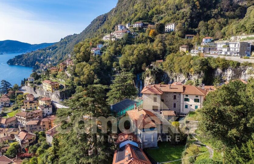 Old lake house in Moltrasio