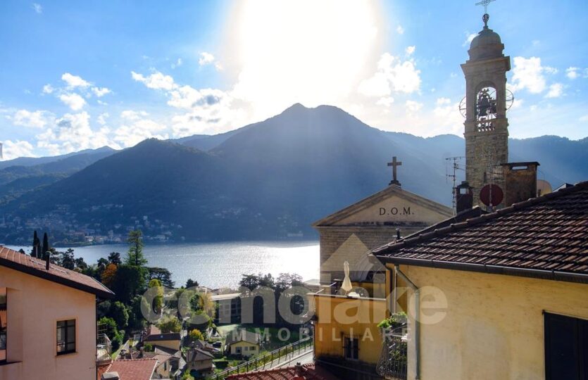 Village house with balcony overlooking the lake in Moltrasio