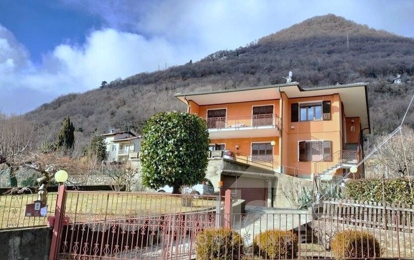 Detached villa with large garden in Cernobbio