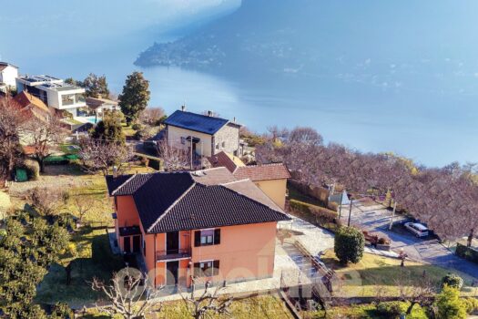 Detached villa with large garden in Cernobbio