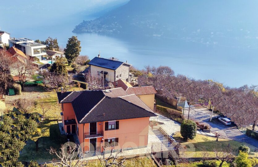 Detached villa with large garden in Cernobbio