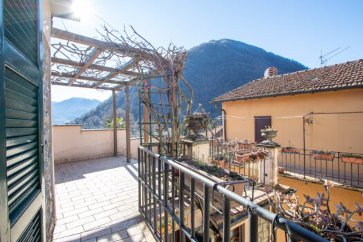 House with large terrace in Argegno