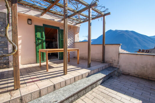 House with large terrace in Argegno