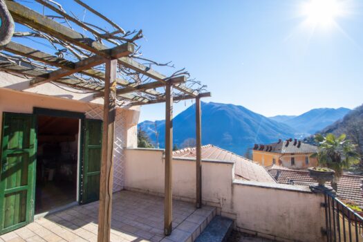 House with large terrace in Argegno
