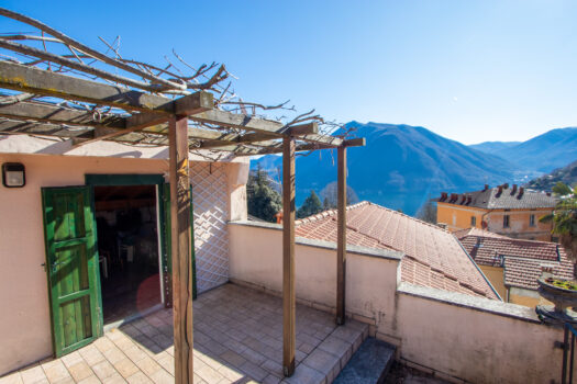 House with large terrace in Argegno