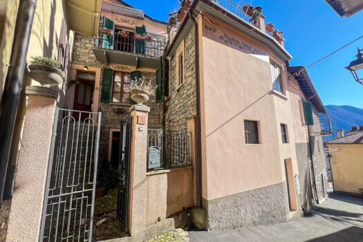 House with large terrace in Argegno