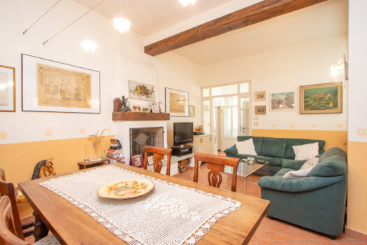 House with large terrace in Argegno