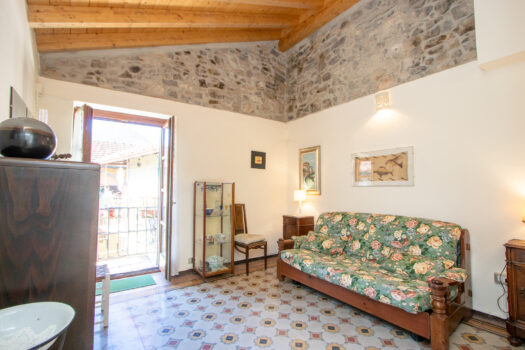 House with large terrace in Argegno