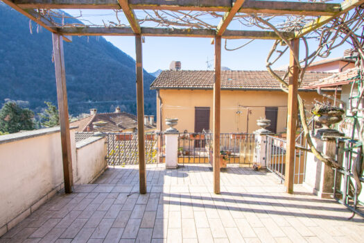 House with large terrace in Argegno