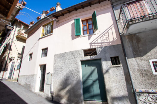 House with large terrace in Argegno