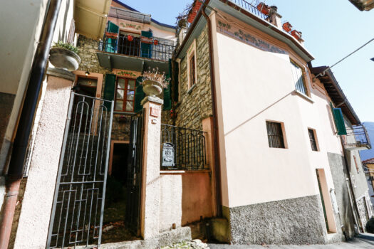 House with large terrace in Argegno