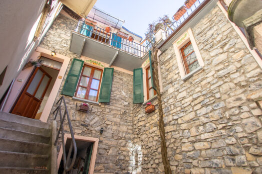 House with large terrace in Argegno