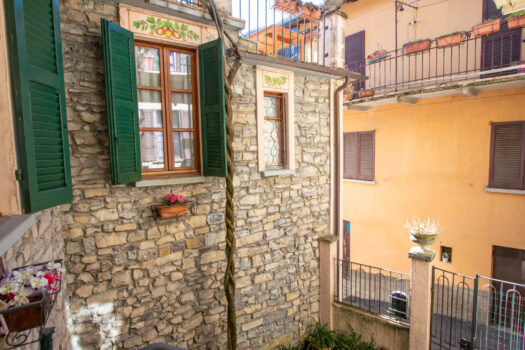 House with large terrace in Argegno