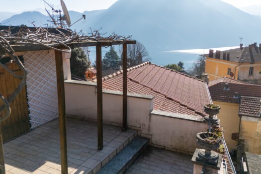 House with large terrace in Argegno