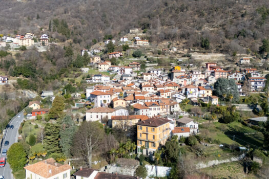 House with large terrace in Argegno