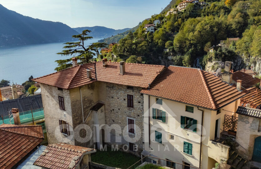 Old lake house with garden in Moltrasio