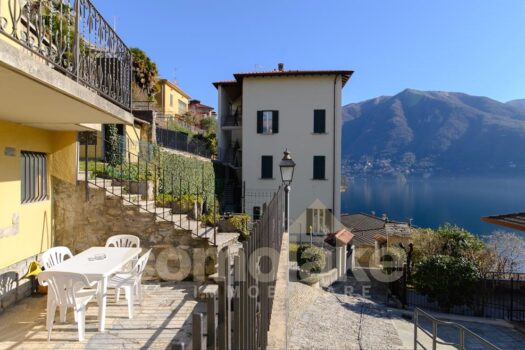 Lake house with view and garden in Carate Urio