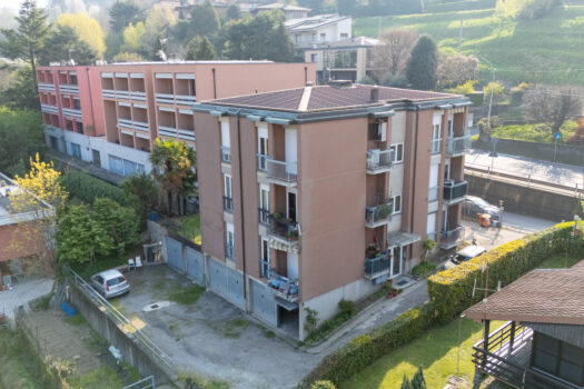 Entire building in Como – garage and private garden