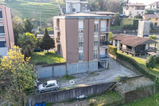 Entire building in Como – garage and private garden